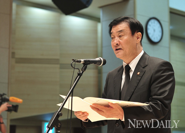 ▲ 19일 오전 서울 국립서울현충원 현충관에서 열린 이승만 전 대통령 제47주기 추모식에서 강창희 국회의장이 추모사를 읽고 있다. 2012.7.19 ⓒ 정상윤 기자