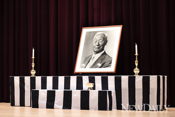 ▲ 19일 오전 서울 국립서울현충원 현충관에서 열린 이승만 전 대통령 제47주기 추모식에서 강창희 국회의장이 추모사를 읽고 있다. 2012.7.19 ⓒ 정상윤 기자