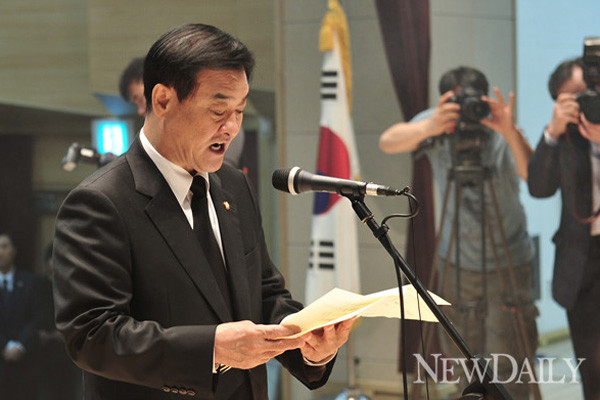 ▲ 이승만 박사 47주기 추모식에 참석한 강창희 국회의장이 추모사를 낭독하고 있다.