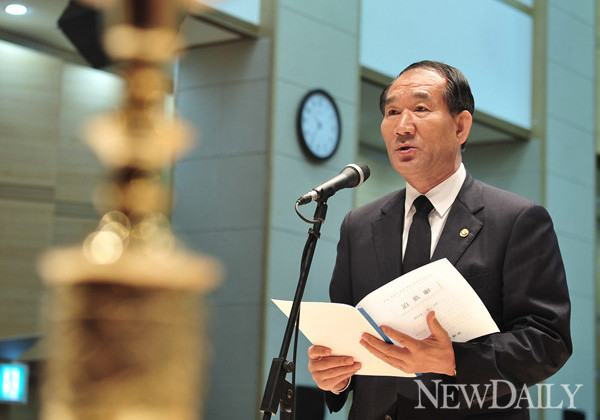 ▲ 이승만 박사 47주기 추모식에 참석한 박승춘 국가보훈처장이 추모사를 낭독하고 있다.