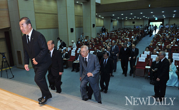 ▲ 이승만 박사 47주기 추모식에 참석한 박승춘 국가보훈처장이 추모사를 낭독하고 있다.