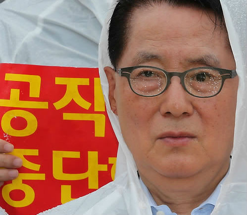 ▲ '이번에 들어가면 못나온다'? 저축은행 비리 혐의로 검찰 소환 통보를 받은 민주통합당 박지원 원내대표가 18일 국회에서 검찰 수사를 거부하는 규탄대회를 열고 있다. ⓒ연합뉴스