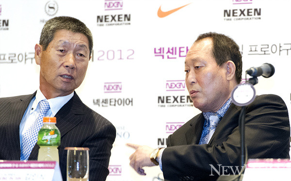 ▲ '레전드매치' 기자회견에 참석한 김성근, 김인식이 이야기를 나누고 있다ⓒ양호상기자