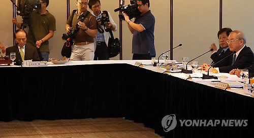 ▲ 20일 오전 서울 웨스턴조선호텔에서 열린 KAIST 임시이사회에 참석한 오명 이사장(왼쪽)과 서남표 총장.ⓒ