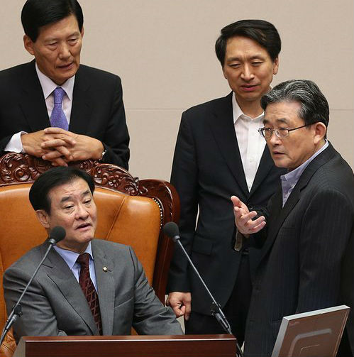 ▲ 20일 오전 열린 국회 본회의에서 강창희 의장이 김황식 총리 해임안과 관련해 새누리당 이한구 원내대표, 김기현 원내수석부대표와 논의를 하고 있다. ⓒ연합뉴스