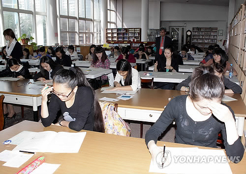 ▲ 지난 4월 15일 카자흐스탄 알마티 한국교육원에서 실시된 한국어능력시험에 응시한 현지 수험생들의 모습.ⓒ 사진 연합뉴스