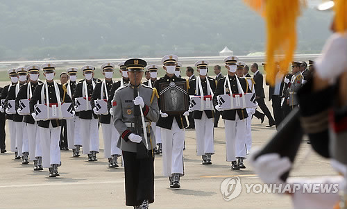 ▲ (성남=연합뉴스) 북한지역에서 발굴된 국군 전사자 유해 12구가 6.25전쟁 발발 62년만에 25일 성남 서울공항에 도착, 이명박 대통령과 군 관계자, 유족들이 지켜보는 가운데 영헌봉송단에 의해 운구되고 있다.  전사자 유해 12구는 6ㆍ25전쟁 당시 국군으로 입대해 미군에 배속됐던 카투사로, 미국이 북한과 합동으로 유해를 발굴하는 과정에서 찾아냈다.  전날 공군 C-130 수송기 편으로 하와이를 출발했다.ⓒ