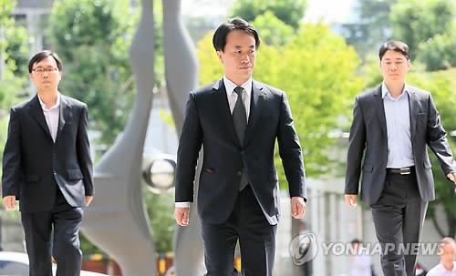 ▲ 김희중 전 청와대 부속실장이 20일 오전 조사를 받기 위해 서울 서초구 서초동 대검찰청으로 출두하고 있다. ⓒ 연합뉴스