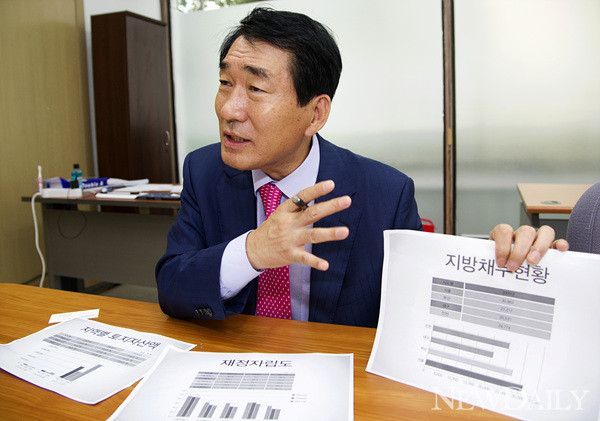 ▲ 새누리당 대선후보 경선에 나선 안상수 전 인천시장이 '인천 재정위기론'에 대해 설명하고 있다. ⓒ양호상 기자