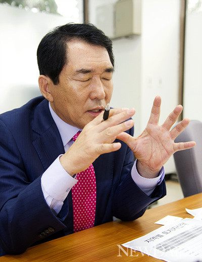 ▲ 새누리당 대선후보 경선에 나선 안상수 전 인천시장이 '인천 재정위기론'에 대해 설명하고 있다. ⓒ양호상 기자