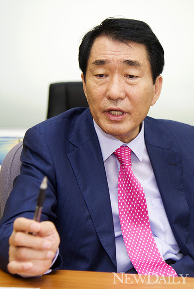 ▲ 새누리당 대선후보 경선에 나선 안상수 전 인천시장이 '인천 재정위기론'에 대해 설명하고 있다. ⓒ양호상 기자