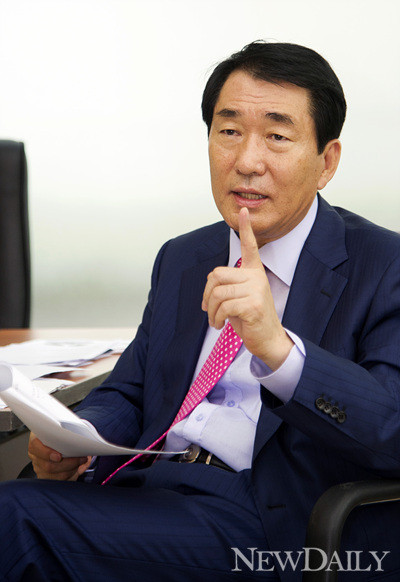 ▲ 새누리당 대선후보 경선에 나선 안상수 전 인천시장이 출마 배경에 대해 설명하고 있다. ⓒ양호상 기자