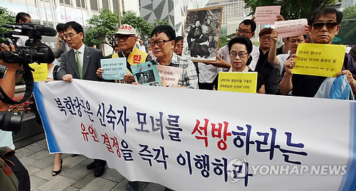 ▲ 오길남 박사와 통영의딸송환대책위 관계자들이 20일 오후 서울 중구 프레스센터 앞에서 신숙자, 오혜원, 오규원(오길남 박사 가족)의 송환을 촉구하는 거리행진을 하고 있다. 2012.7.20 ⓒ 연합뉴스