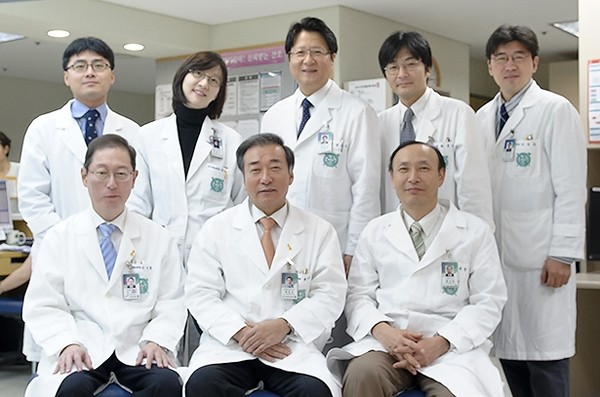 ▲ ⓒ아래 왼쪽부터 김기중 교수, 황용승 교수(이상 소아청소년과), 왕규창 교수(소아신경외과) 윗줄 왼쪽부터 임병찬 교수, 채종희 교수(이상 소아청소년과), 방문석 교수(소아재활의학과), 김승기 교수, 피지훈 교수(이상 소아신경외과).