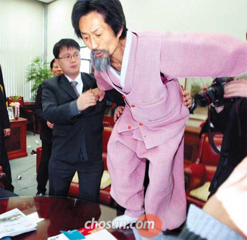 ▲ 지난 2009년 강기갑 민주노동당 대표가 박계동 국회 사무총장실을 방문한 자리에서 경위들의 강제해산 시도에 불만을 품고 공중부양을 시도하고 있다. ⓒ조선닷컴