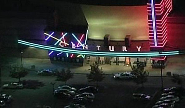 ▲ 7월 20일 오전 0시 30분 총기난사 사건이 일어난 美콜로라도 덴버 인근의 센츄리 16 극장의 모습. 12명이 숨지고 49명이 부상을 입었다.