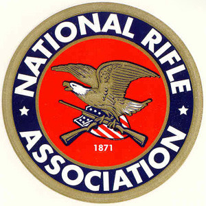 ▲ 한편 美공화당과 우파 진영은 '미국 국민의 총기소유를 제한해선 안 된다'고 주장한다. 그들을 후원하는 것이 美총기협회(National Rifle Association)다. 사진은 NRA의 로고.