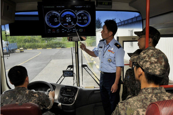 ▲ 에코 드라이브 교육시스템을 갖춘 버스에서 교관이 운전병들을 지도하고 있다.