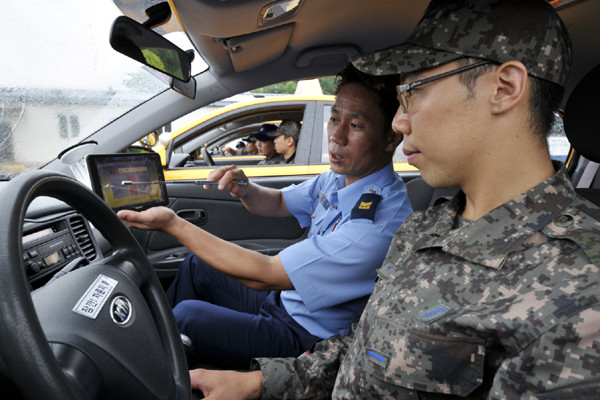 ▲ 교관이 에코 드라이브 교육시스템에 나타난 주행습관을 보며 운전병을 지도 중이다.