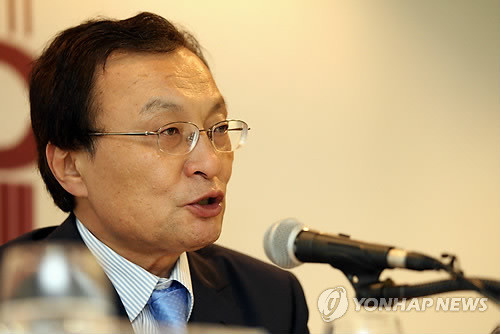 ▲ 민주통합당 이해찬 대표가 23일 오후 서울 중구 태평로 한국프레스센터에서 열린 서울외신기자클럽 초청 기자간담회에서 '2012년 대한민국의 시대정신과 대선전망'이라는 주제로 기조연설을 하고 있다.  ⓒ 연합뉴스