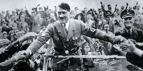 ▲ 아돌프 히틀러에 환호하는 독일 군중들. 히틀러는 장미빛 공약을 내걸고 선거를 통해 집권했다.