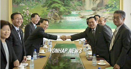 ▲ 2006년11월 2일 평양에서 열린 민주노동당 방북대표단과 북한 조선사회민주당 대표들과의 회담에 앞서 문성현대표(왼쪽)와 김영대 조선사회민주당 위원장이 악수하고 있다. ⓒ 연합뉴스(자료사진)