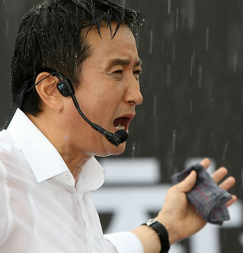 ▲ 5일 오전 경기도 과천 국립과천과학관 앞에서 비가 내리는 가운데 민주통합당 김영환 의원이 대선 출마선언을 하고 있다. ⓒ연합뉴스