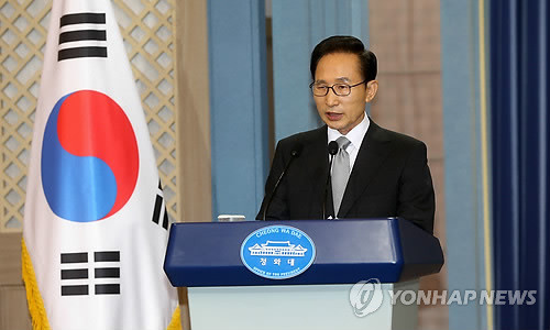 ▲ 이명박 대통령이 24일 오후 춘추관에서 긴급 기자회견을 갖고 친인척. 측근 비리와 관련해 머리숙여 대국민께 사과하고 있다. ⓒ 연합뉴스