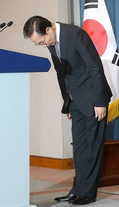 ▲ 이명박 대통령이 24일 오후 춘추관에서 긴급 기자회견을 갖고 친인척. 측근 비리와 관련해 머리숙여 사과하고 있다. ⓒ연합뉴스