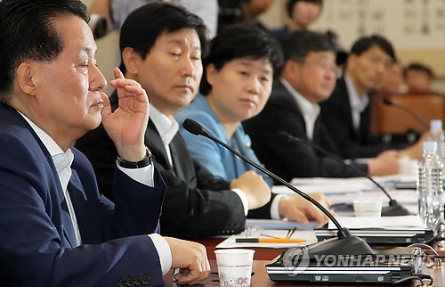 ▲ 민주통합당 박지원 원내대표가 24일 오후 국회에서 열린 법제사법위원회 전체회의에서 권재진 법무부 장관에게 질의를 마친 후 피곤한 듯 안경을 벗고 손을 얼굴에 대고 있다. ⓒ연합뉴스