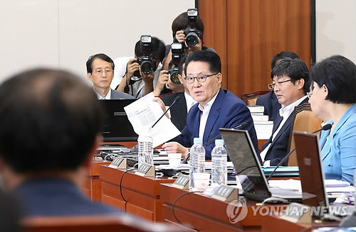 ▲ 민주통합당 박지원 원내대표가 24일 오후 국회에서 열린 법제사법위원회 전체회의에서 권재진 법무부 장관에게 자신의 저축은행 비리 사건 수사 관련 기사들을 펼쳐 보이며 질의를 하고 있다. 2012.7.24 ⓒ 연합뉴스