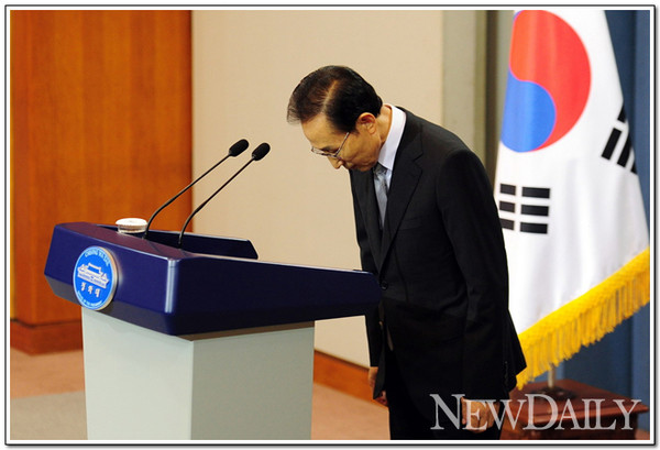 ▲ 이명박 대통령이 24일 청와대 춘추관에서 친인척.측근비리에 대해 대국민담화와 함께 고개 숙여 사과하고 있다. ⓒ  뉴데일리