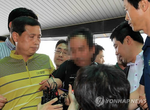 ▲ 지난 22일 실종 일주일 만에 숨진 채 발견된 경남 통영 한아름양의 살해 용의자 김모(44)씨가 통영경찰서로 들어서고 있다. ⓒ연합뉴스