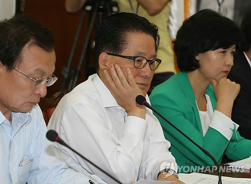 ▲ '휠체어 생각?'.. 민주통합당 박지원 원내대표가 25일 오전 국회에서 열린 최고위원회의에서 잠시 생각에 잠겨 있다. 2012.7.25 ⓒ 연합뉴스(자료사진)