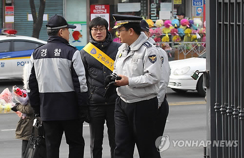 ▲ 학교폭력 예방 캠페인을 벌이고 있는 경찰.ⓒ 연합뉴스(자료사진)