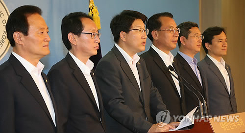 ▲ 법사위 새누리당 간사인 권성동 의원 등 새누리당 법사위 소속 의원들이 25일 국회 정론관에서 박지원 원내대표의 법사위 배제를 촉구하는 기자회견을 하고 있다. 2012. 7. 25  ⓒ 연합뉴스