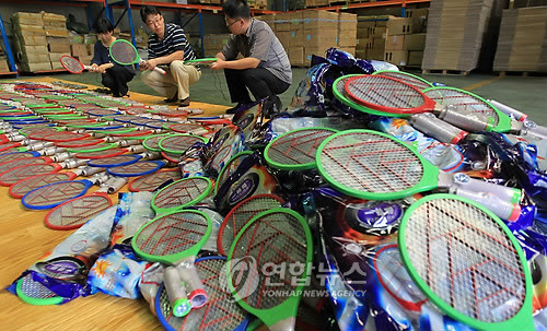 ▲ 7~8월 냉방기 사용이 급증하면서 감전사고 위험도 높아지고 있다. 사진은 감전 위험이 있는 중국산 전기모기채.ⓒ 연합뉴스(자료사진)