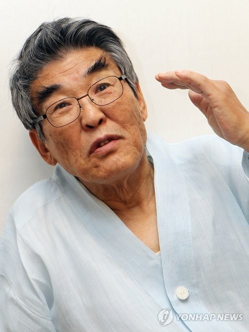 ▲ 김지하 시인이 18일 오전 서울 종로구 관훈동의 한 음식점에서 열린 에세이 '남조선 뱃노래' 재출간 간담회에서 취재진 질문에 답하고 있다. ⓒ연합뉴스