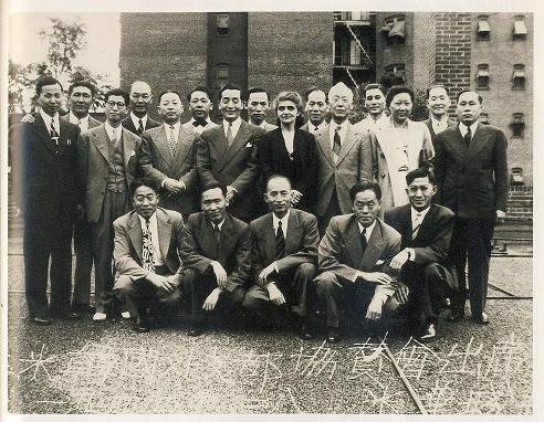 ▲ 워싱턴에 있는 이승만의 구미위원부를 후원한 의 기념사진.(1944년 5월 28일) 앞줄 왼쪽 끝에서부터 정기원, 김현철, 배민수 목사, 강용흘, 뒷줄 왼쪽 끝에서 한영교, 제임스 신, 임창영 세 사람 건너 임병직, 김세선, 프란체스카 여사, 최용진, 이 메리 여사, 이원순.