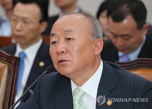▲ 류우익 통일부 장관이 25일 국회 외교통상통일위원회에서 의원들의 질의에 대해 답변을 하고 있다. 2012. 7. 25 ⓒ 연합뉴스