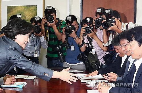 ▲ 통합진보당 심상정 원내대표가 26일 오전 국회에서 열린 의총회관에서 이석기 의원에게 악수를 청하고 있다. 비례대표 부정선거 문제로 이석기.김재연 의원 제명안을 다룬 이날 의원총회에는 13명의 의원이 모두 참석했다. ⓒ연합뉴스