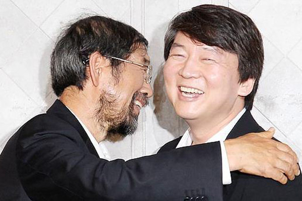 ▲ 지난해 서울시장 보궐선거를 앞두고 안철수 서울대 융합과학기술대학원장과 박원순 후보가 포옹하는 모습 ⓒ연합뉴스