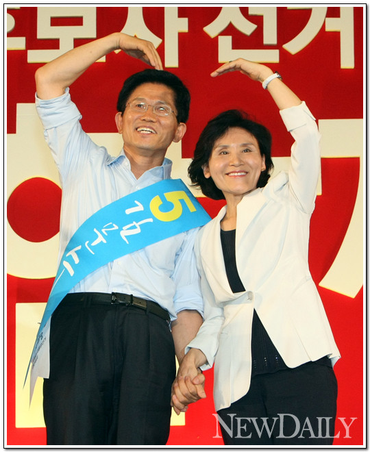 ▲ 김 지사는 이날 전남 순천 출신인 자신의 아내 설난영 여사와 함께 연설대에 올라 눈길을 끌었다. 사진은 아내 설 여사와 하트를 그리고 있는 김 지사. ⓒ 뉴데일리