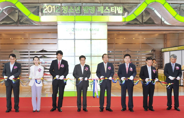 ▲ ⓒ왼쪽 세번째부터 한광섭 삼성전자 커뮤니케이션팀 전무, 김호원 특허청장, 윤종용 국가지식재산위원회 위원장, 김광림 한국발명진흥회 회장.