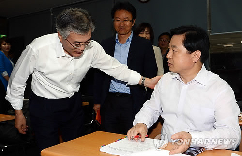 ▲ 민주통합당 대선후보 경선에 나선 문재인 후보가 24일 합동토론회 직전 김두관 후보에게 인사를 건네는 모습. 김두관 후보의 무뚝뚝한 표정이 인상적이다. ⓒ연합뉴스