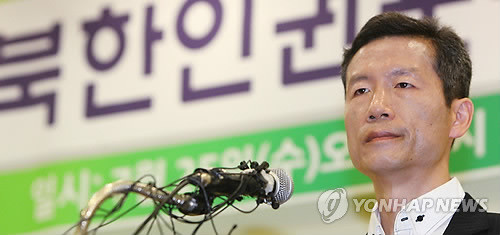 ▲ 25일 오전 서울 중구 사회복지공동모금회에서 열린 북한인권운동가 김영환 석방 기자회견에서 김영환(49)씨가 생각에 잠겨 있다. ⓒ 연합뉴스