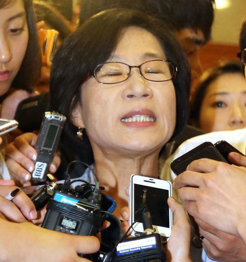 ▲ 통합진보당 이석기ㆍ김재연 의원에 대한 제명안 표결에서 무효표를 던진 김제남 의원이 27일 오후 국회 정론관에서 무효표를 던진 배경 등에 대한 기자들의 질문에 답하고 있다. ⓒ연합뉴스