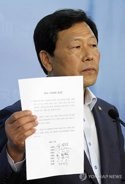 ▲ 통합진보당 이석기ㆍ김재연 의원에 대한 제명안 표결에서 무효표를 던진 김제남 의원이 27일 오후 국회 정론관에서 무효표를 던진 이유 등에 대해 설명하고 있다. 2012.7.27 ⓒ 연합뉴스