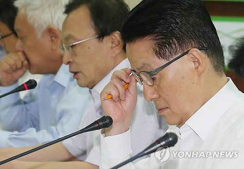 ▲ 저축은행 수사와 관련 검찰의 소환 요구에 계속 불응하고 있는 민주통합당 박지원 원내대표가 27일 오전 영등포 당사에서 열린 민주통합당 확대간부회의에서 심각한 표정으로 회의자료를 보고 있다. ⓒ연합뉴스