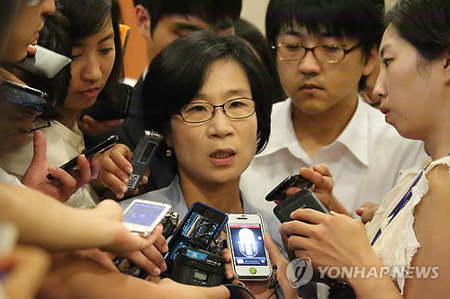 ▲ 통합진보당 김제남 의원이 27일 국회 정론관에서 비례대표 부정선거 관련 이석기.김재연 의원의 제명 부결에 대해 기자회견을 하고 나서 취재진의 추가질문에 답변하고 있다. ⓒ연합뉴스